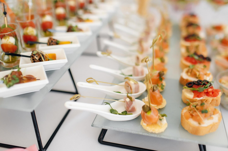 How to Plan the Perfect Catering for Outdoor Weddings